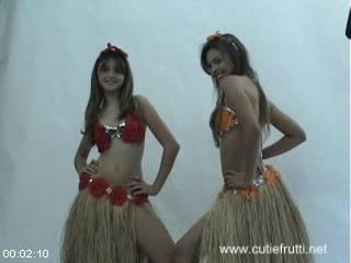 [Image: 112288099_062_Oli_And_Tipi_Hula_Girls.jpg]