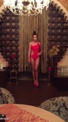 [Image: 112308033_Muhanova_Alena_Catwalk.jpg]