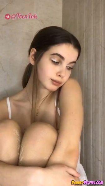 Sophie – Teen Nude Tiktok Selfie