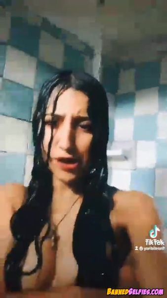 Annabel – 20 Years Old Girl Teases Perfect Body