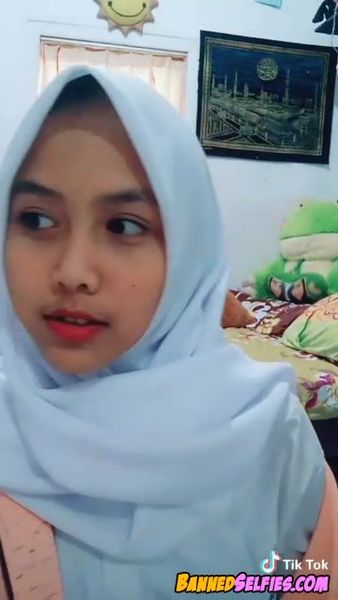 Alivia – Shy Babe Talked Into Nude Selfie