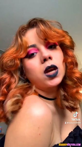 Amira – Epic 18 Years Old Highschool Babe Nude Selfie