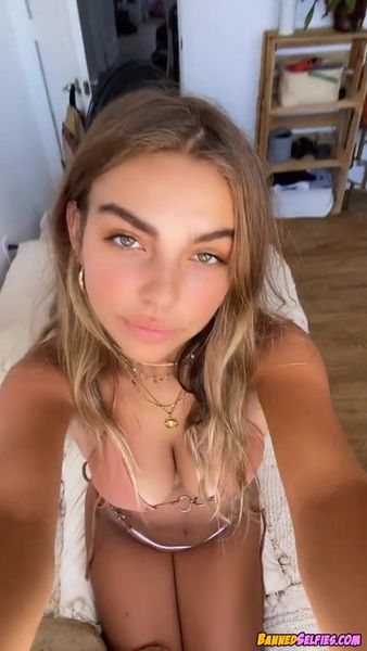 Asia – Sexy Babe Strips Tiktok