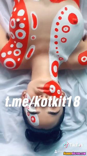 Autumn – Young Babe Talked Into Nude Selfie By Complete Stranger On Tiktok