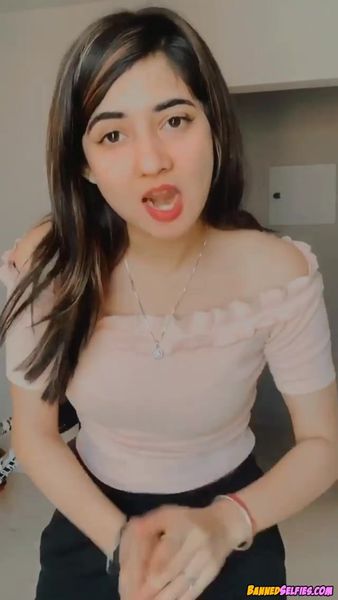 Gabriela – Young Babe Strips And Shows On Tiktok