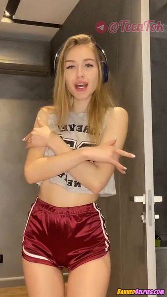Hailee – 19 Years College Babe Epic Nude Selfie On Tiktok