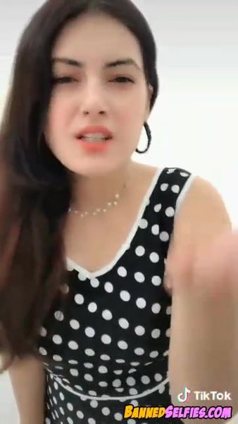 Iris – Amazing 21 Years Old College Girl Nude Selfie