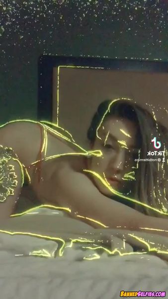 Kaleigh – Quick Nude Tease 20 Years Old On Tiktok