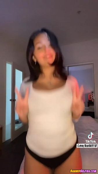 Kelsie – Highschool Girl Strips And Shows On Tiktok