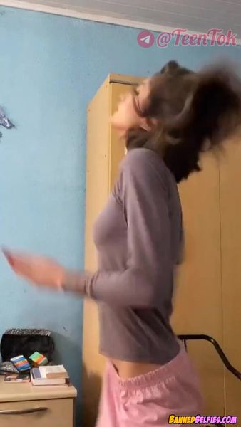 Lexie – Teen Shows The Nude Goods On Tiktok