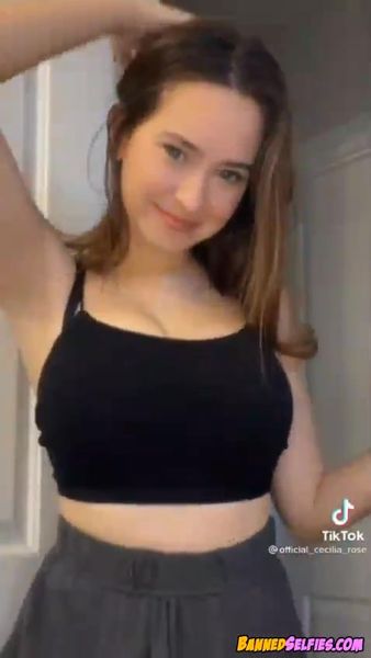 Madilynn – 19 Years College Girl Nude Selfie