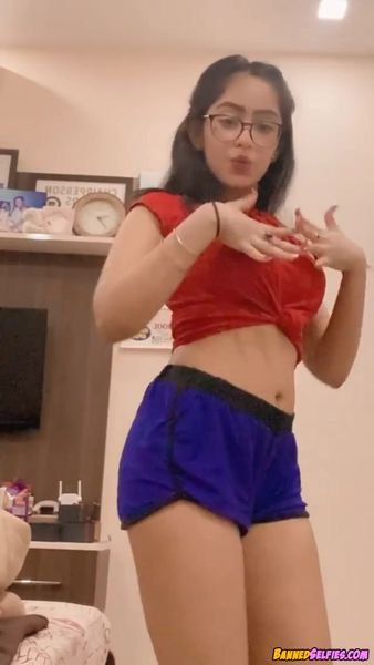 Ruth – Amazing 20 Years Old Cheerleader Girl Nude Instagram Selfie